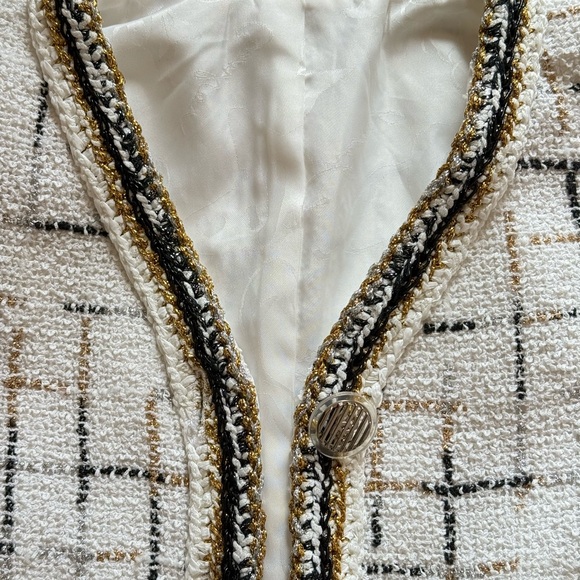 CHANEL White and Black Tweed Blazer 2017 - Picture 13 of 15